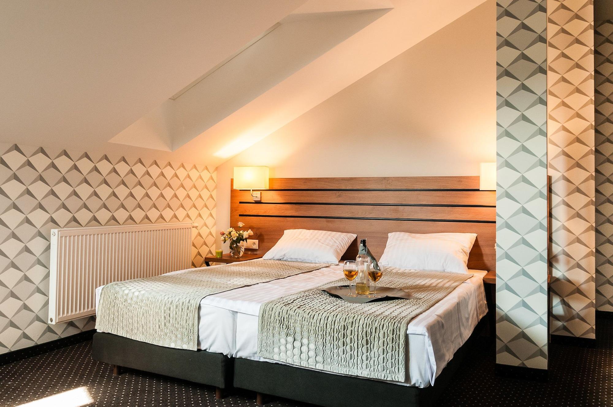 Hotel Wilga Краков Экстерьер фото