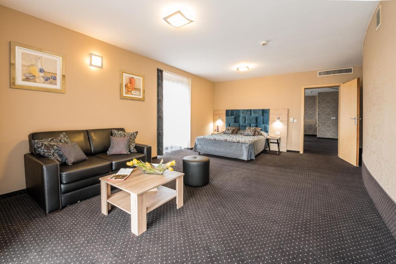 Hotel Wilga Краков Экстерьер фото
